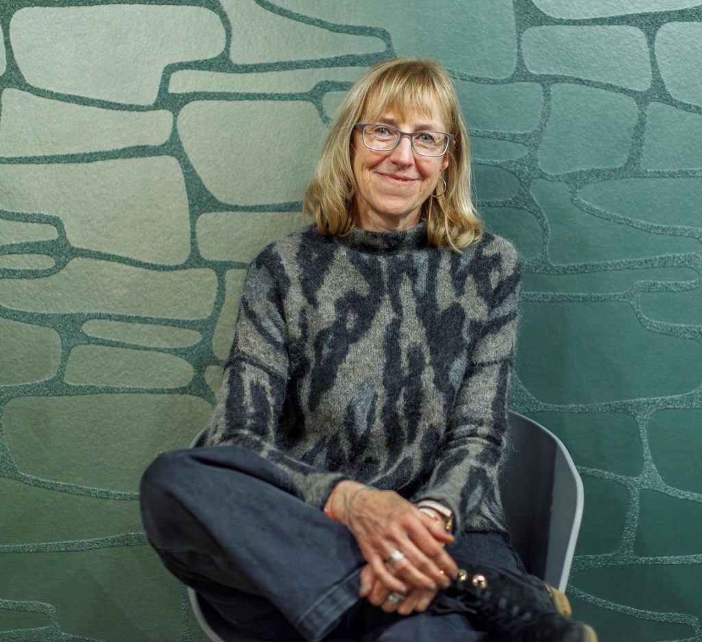 Sylvie in die Kamera schauend
